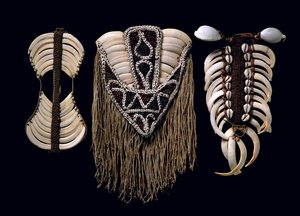 الحلي الصدر بواسطة بابوا غينيا الجديدة